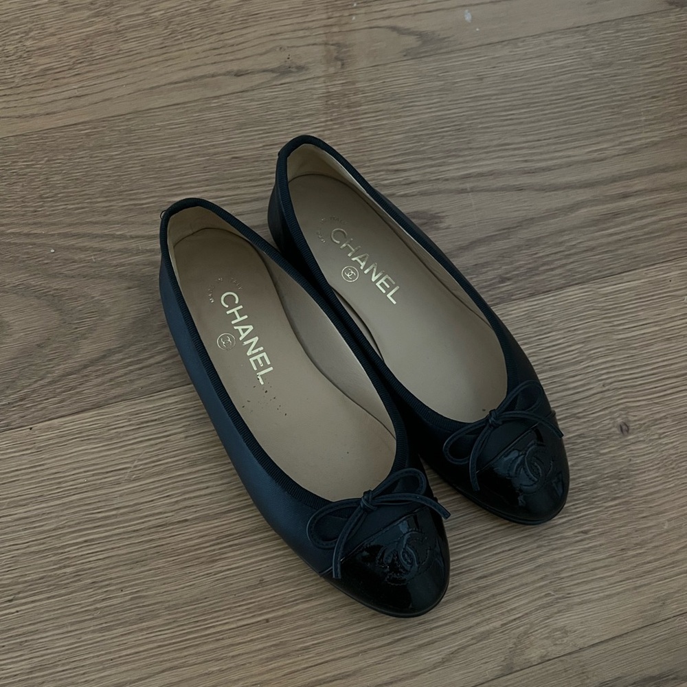 CHANEL Black Ballet Flats with Bow Detail